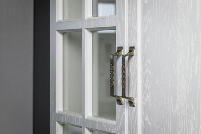 Ливерпуль Шкаф-витрина + карниз, цвет ясень ваниль/белый, ШхГхВ 50х41,4х220,3 см.(без карниза), 58,2х43,5х223,5 см.(с карнизом), подсветка, ун. сб.